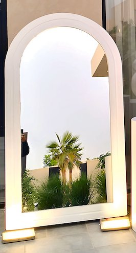 Mirror stand with lights
