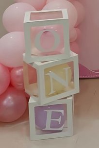 3 cubes with balloon